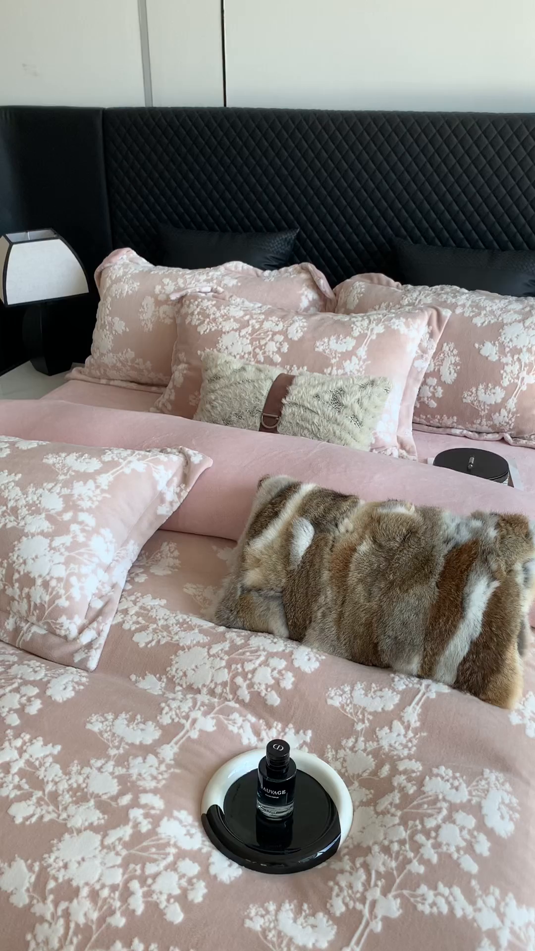 91家纺网 家纺一手货源 找家纺 莱豫家纺 2025秋冬新款加厚牛奶绒韩国雕花绒不静电不掉毛 画意枝头粉