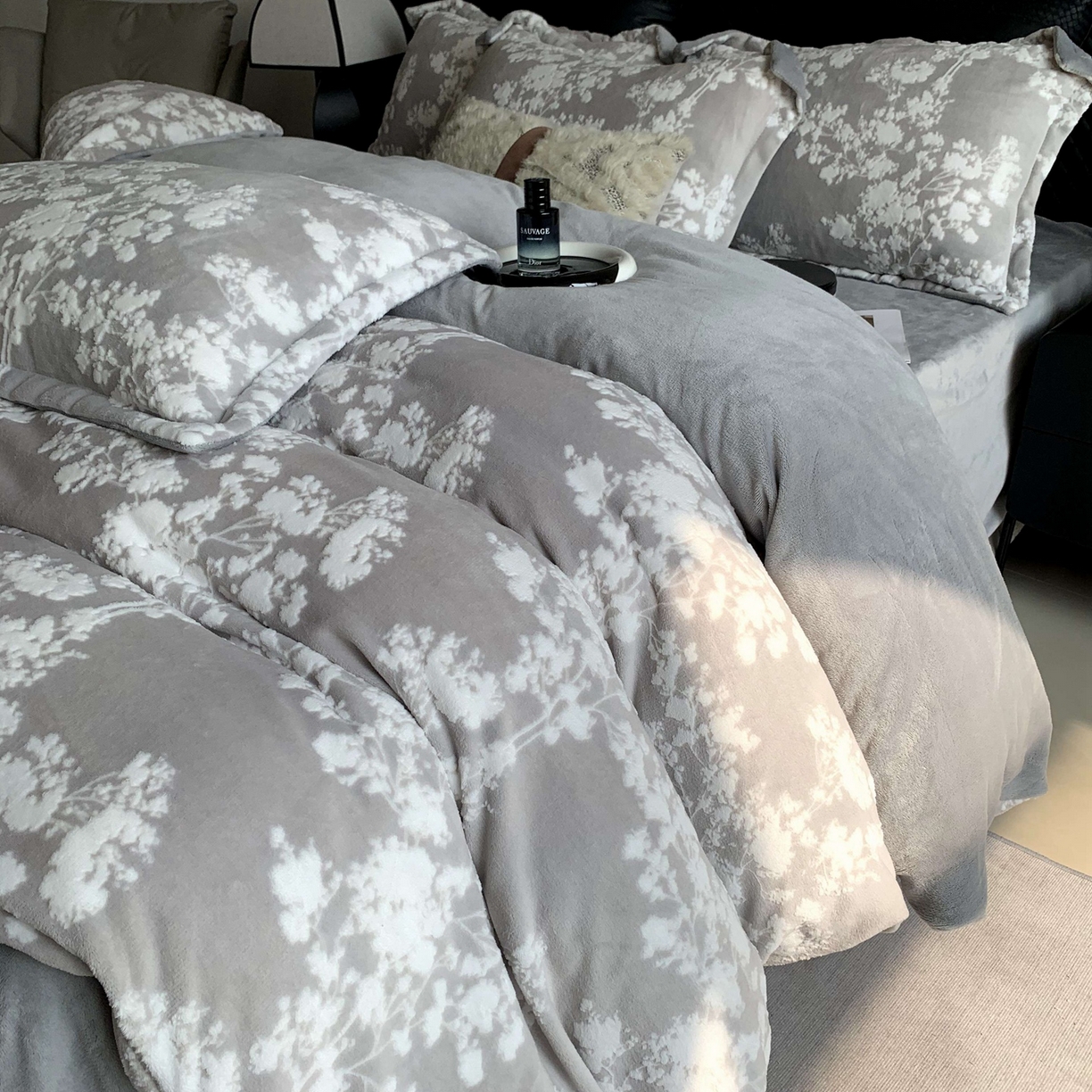 莱豫家纺 2025秋冬新款加厚牛奶绒韩国雕花绒不静电不掉毛 画意枝头灰