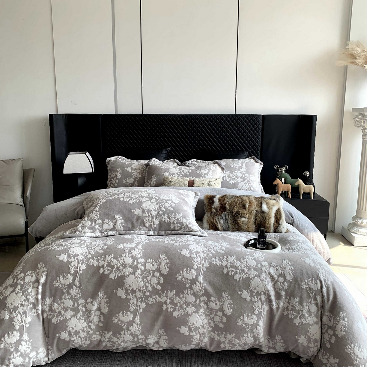 91家纺网 家纺一手货源 找家纺 莱豫家纺 2025秋冬新款加厚牛奶绒韩国雕花绒不静电不掉毛 画意枝头灰