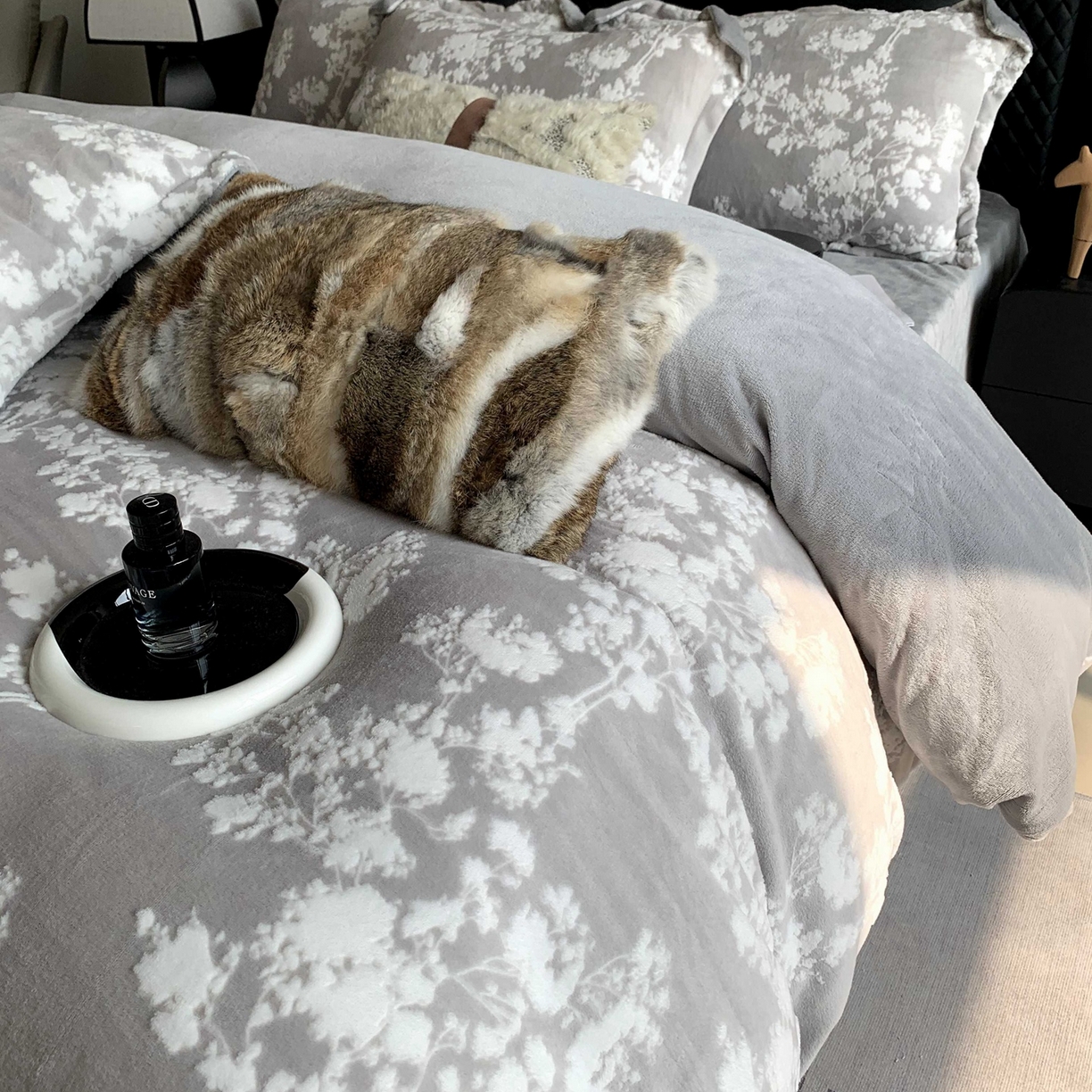 91家纺网 家纺一手货源 找家纺 莱豫家纺 2025秋冬新款加厚牛奶绒韩国雕花绒不静电不掉毛 画意枝头灰