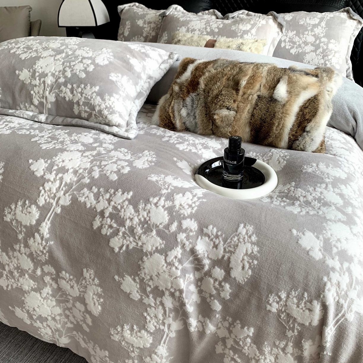 91家纺网 家纺一手货源 找家纺 莱豫家纺 2025秋冬新款加厚牛奶绒韩国雕花绒不静电不掉毛 画意枝头灰