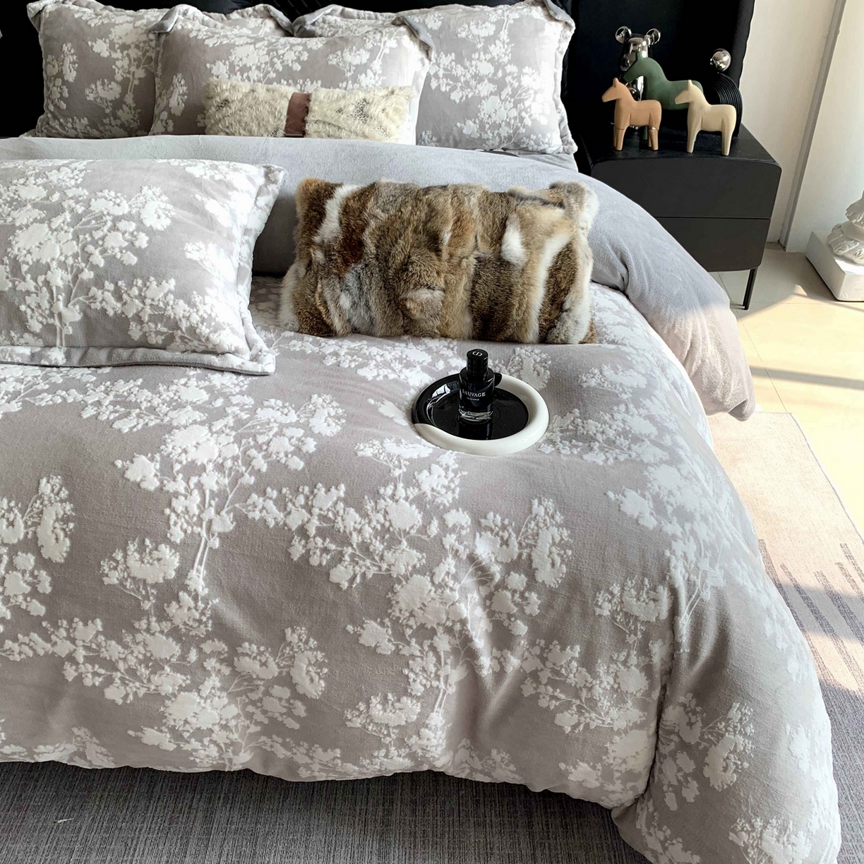 91家纺网 家纺一手货源 找家纺 莱豫家纺 2025秋冬新款加厚牛奶绒韩国雕花绒不静电不掉毛 画意枝头灰