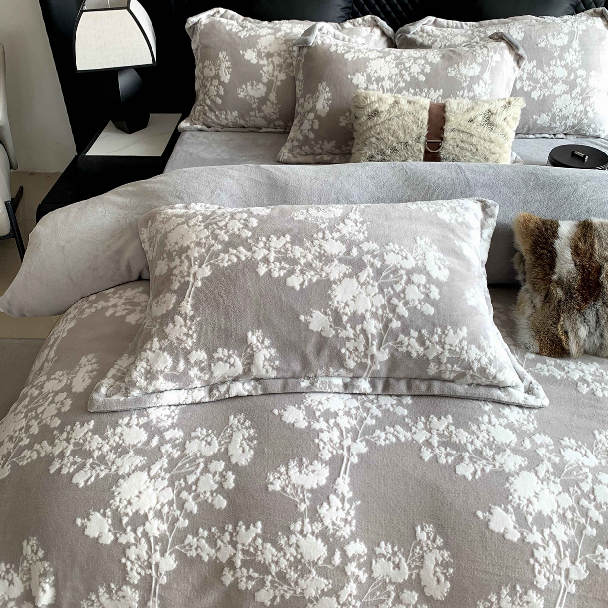 91家纺网 家纺一手货源 找家纺 莱豫家纺 2025秋冬新款加厚牛奶绒韩国雕花绒不静电不掉毛 画意枝头灰