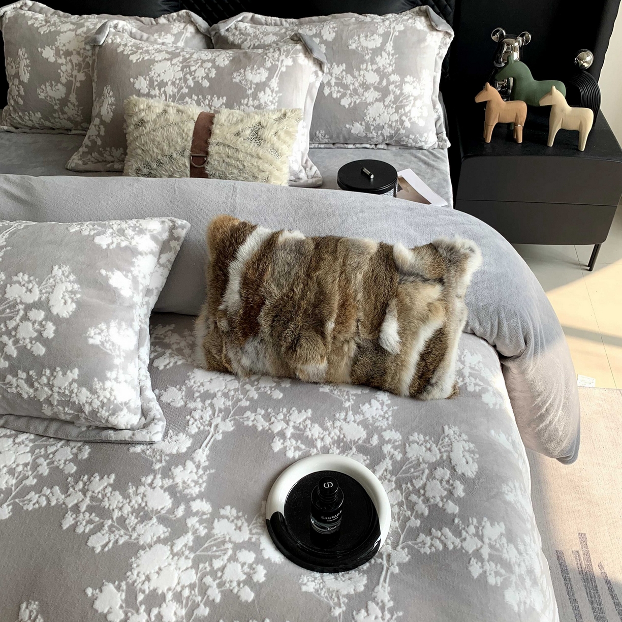 91家纺网 家纺一手货源 找家纺 莱豫家纺 2025秋冬新款加厚牛奶绒韩国雕花绒不静电不掉毛 画意枝头灰