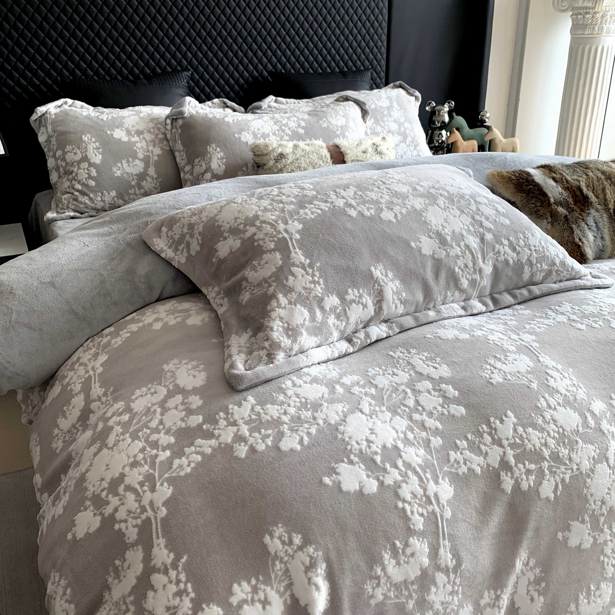 91家纺网 家纺一手货源 找家纺 莱豫家纺 2025秋冬新款加厚牛奶绒韩国雕花绒不静电不掉毛 画意枝头灰