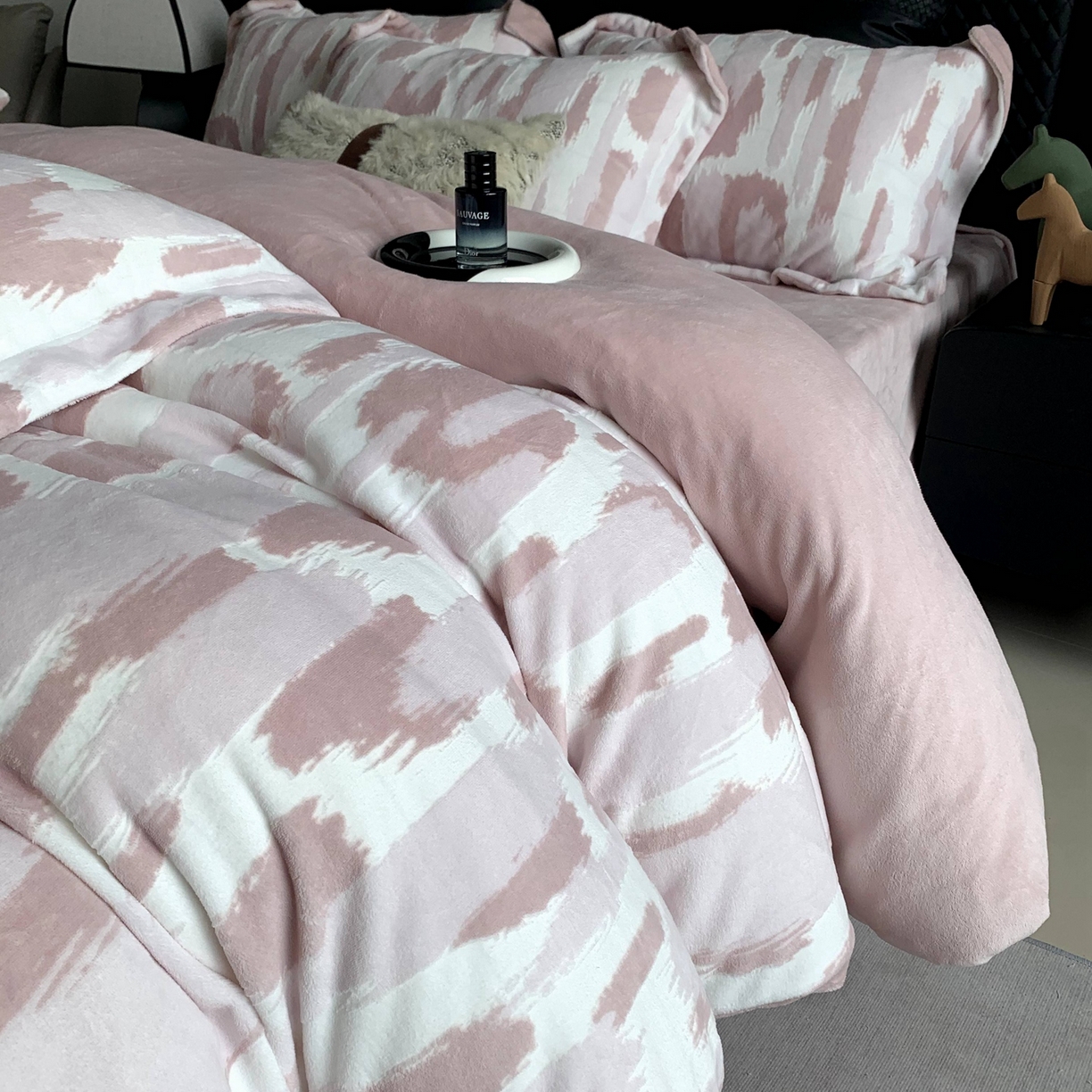 莱豫家纺 2025秋冬新款加厚牛奶绒韩国雕花绒不静电不掉毛 奇想粉