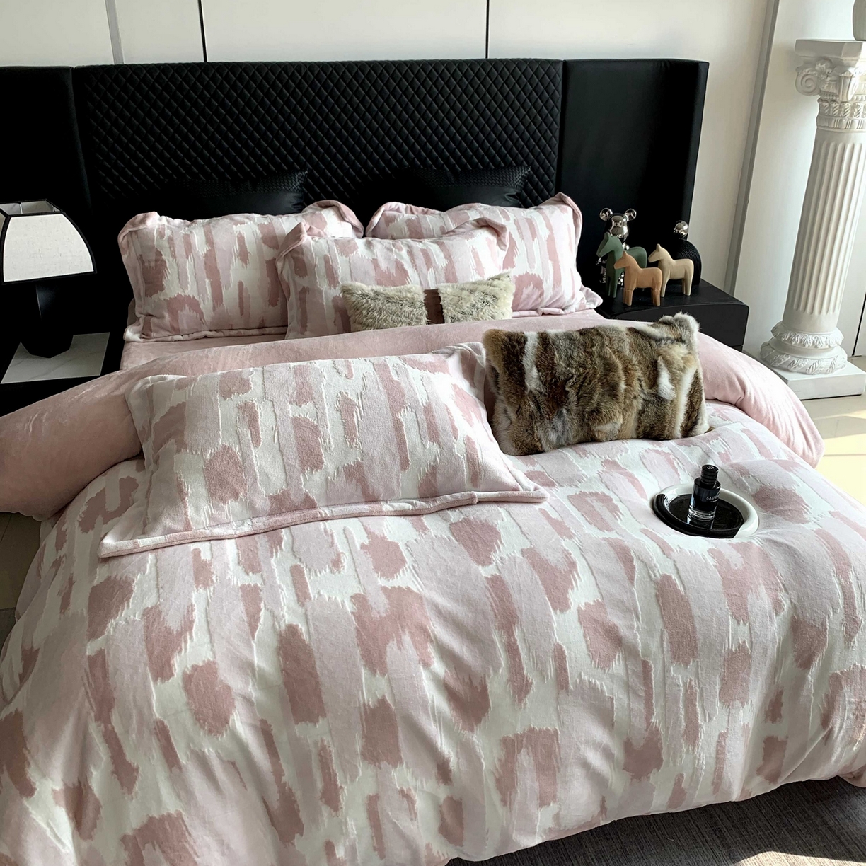 91家纺网 家纺一手货源 找家纺 莱豫家纺 2025秋冬新款加厚牛奶绒韩国雕花绒不静电不掉毛 奇想粉