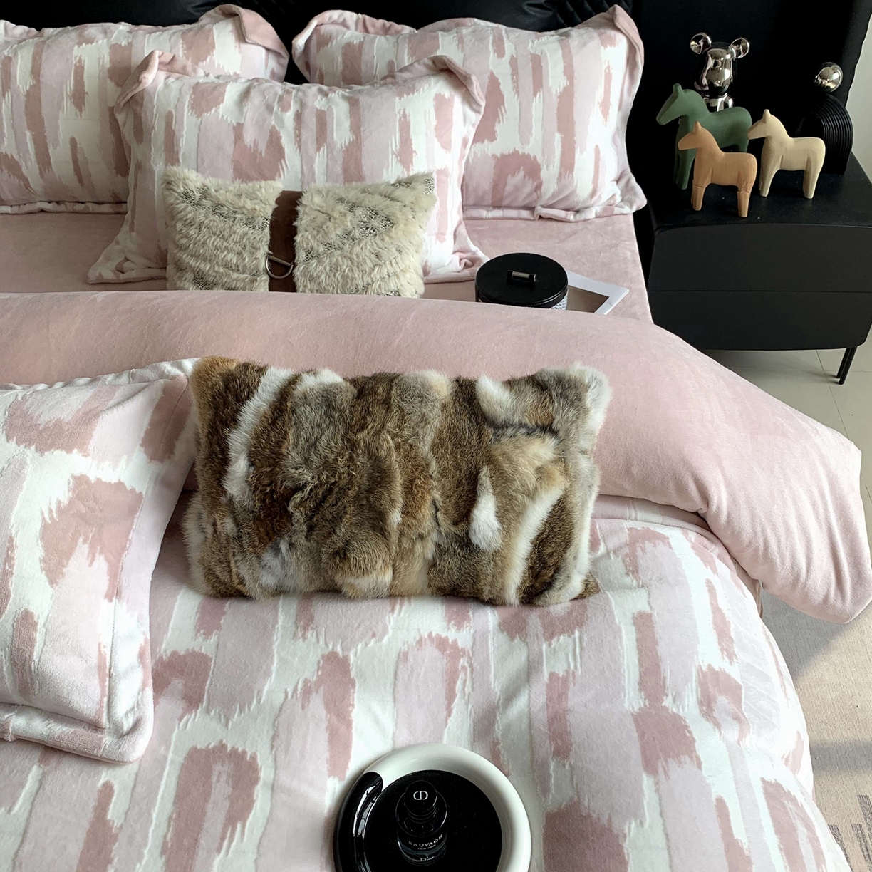 91家纺网 家纺一手货源 找家纺 莱豫家纺 2025秋冬新款加厚牛奶绒韩国雕花绒不静电不掉毛 奇想粉