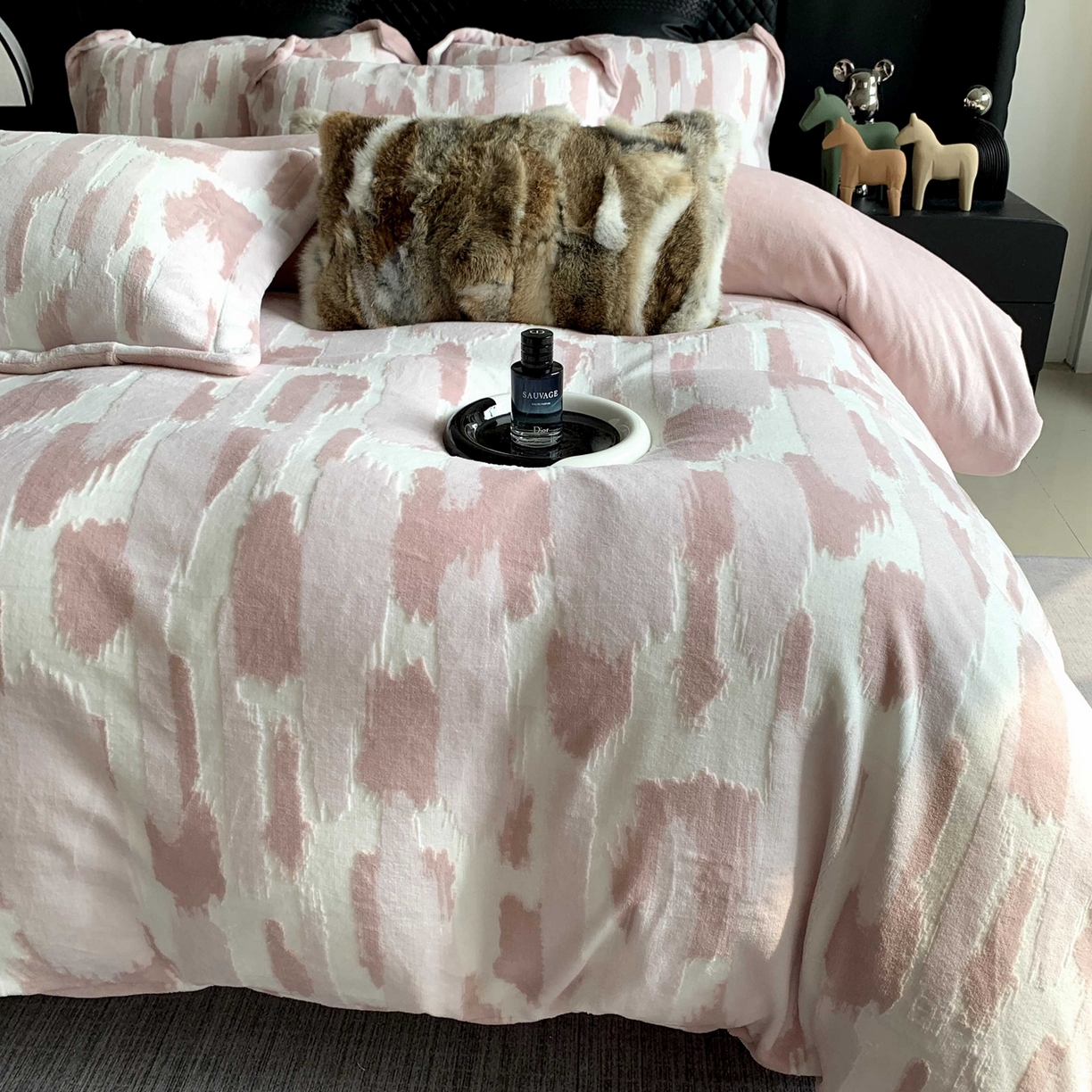 91家纺网 家纺一手货源 找家纺 莱豫家纺 2025秋冬新款加厚牛奶绒韩国雕花绒不静电不掉毛 奇想粉