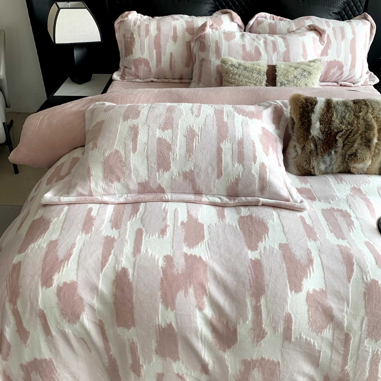 91家纺网 家纺一手货源 找家纺 莱豫家纺 2025秋冬新款加厚牛奶绒韩国雕花绒不静电不掉毛 奇想粉