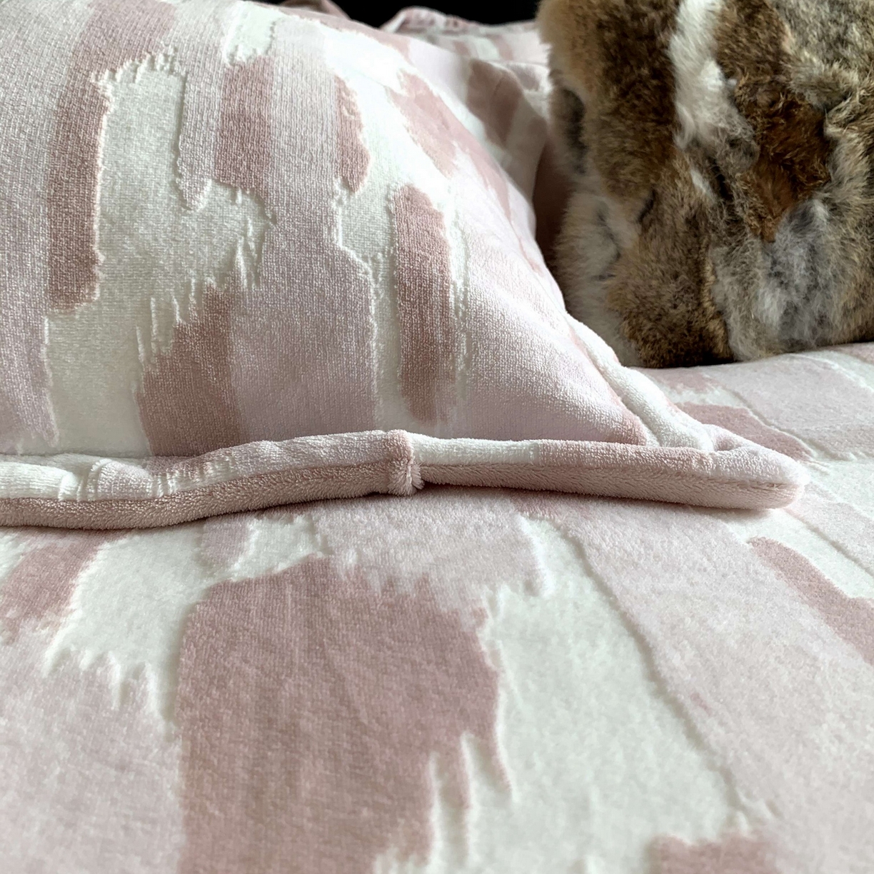 91家纺网 家纺一手货源 找家纺 莱豫家纺 2025秋冬新款加厚牛奶绒韩国雕花绒不静电不掉毛 奇想粉