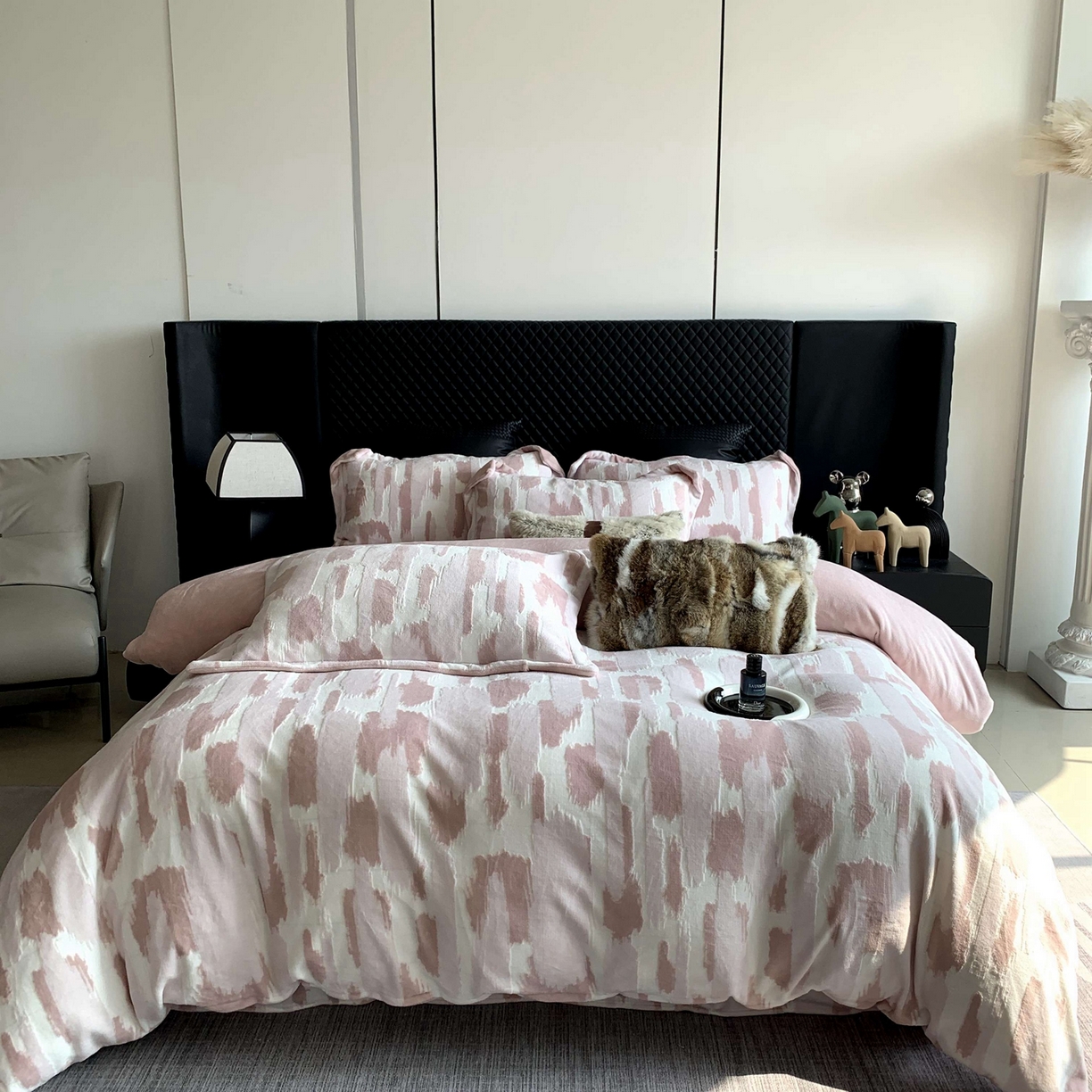 91家纺网 家纺一手货源 找家纺 莱豫家纺 2025秋冬新款加厚牛奶绒韩国雕花绒不静电不掉毛 奇想粉