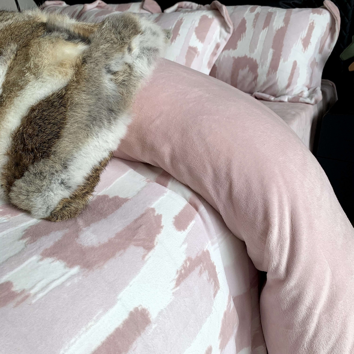 91家纺网 家纺一手货源 找家纺 莱豫家纺 2025秋冬新款加厚牛奶绒韩国雕花绒不静电不掉毛 奇想粉