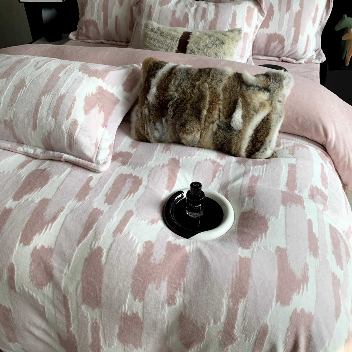 91家纺网 家纺一手货源 找家纺 莱豫家纺 2025秋冬新款加厚牛奶绒韩国雕花绒不静电不掉毛 奇想粉