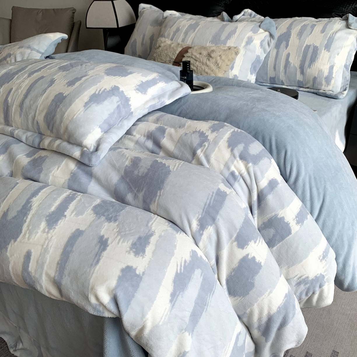 莱豫家纺 2025秋冬新款加厚牛奶绒韩国雕花绒不静电不掉毛 奇想蓝