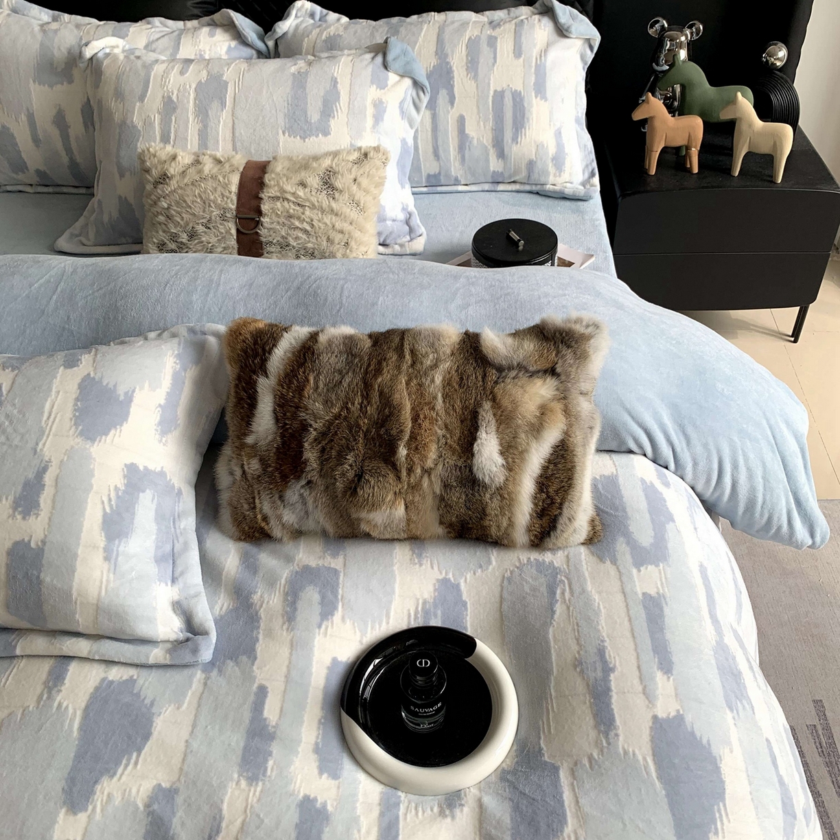 91家纺网 家纺一手货源 找家纺 莱豫家纺 2025秋冬新款加厚牛奶绒韩国雕花绒不静电不掉毛 奇想蓝