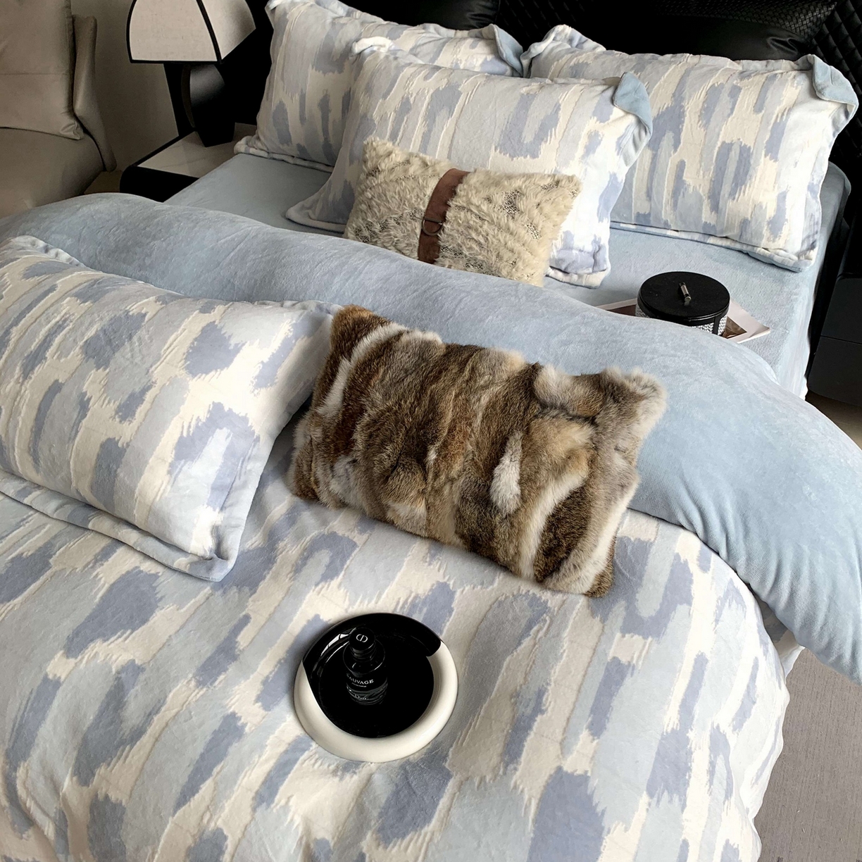 91家纺网 家纺一手货源 找家纺 莱豫家纺 2025秋冬新款加厚牛奶绒韩国雕花绒不静电不掉毛 奇想蓝