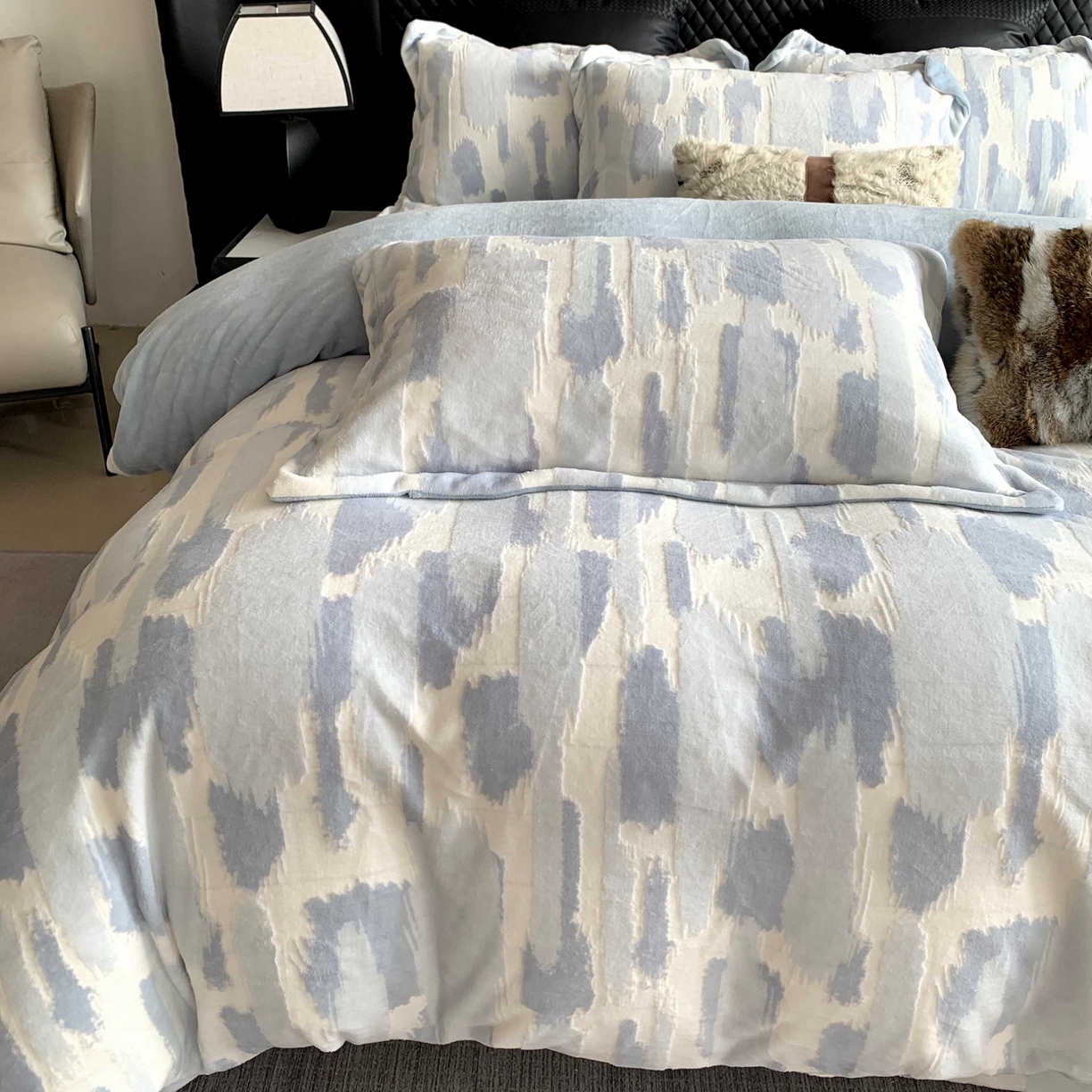 91家纺网 家纺一手货源 找家纺 莱豫家纺 2025秋冬新款加厚牛奶绒韩国雕花绒不静电不掉毛 奇想蓝