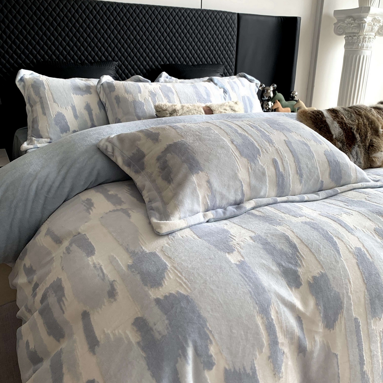 91家纺网 家纺一手货源 找家纺 莱豫家纺 2025秋冬新款加厚牛奶绒韩国雕花绒不静电不掉毛 奇想蓝