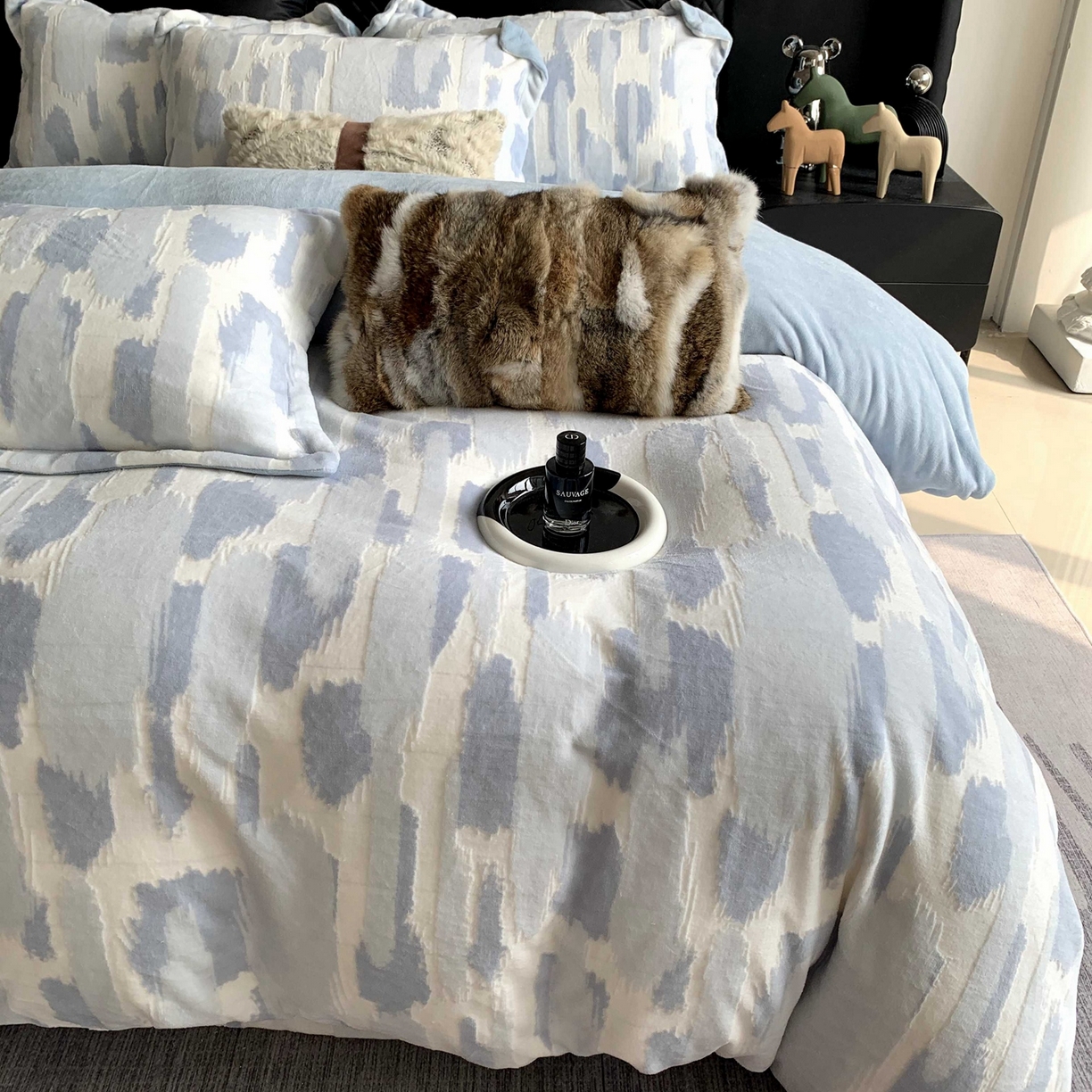 91家纺网 家纺一手货源 找家纺 莱豫家纺 2025秋冬新款加厚牛奶绒韩国雕花绒不静电不掉毛 奇想蓝