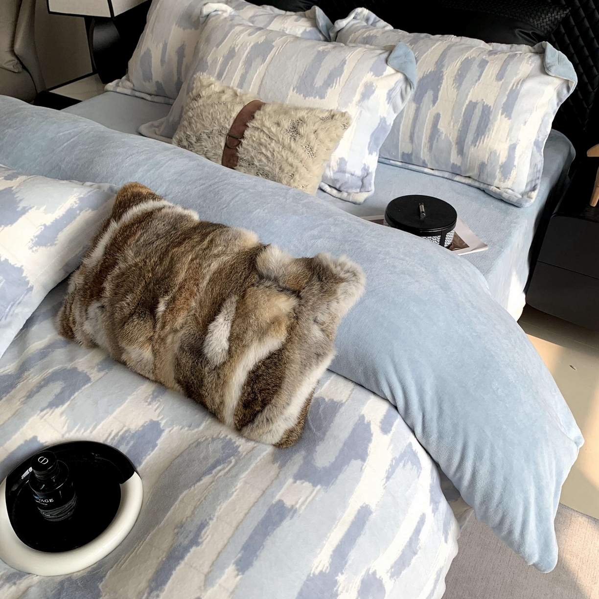 91家纺网 家纺一手货源 找家纺 莱豫家纺 2025秋冬新款加厚牛奶绒韩国雕花绒不静电不掉毛 奇想蓝