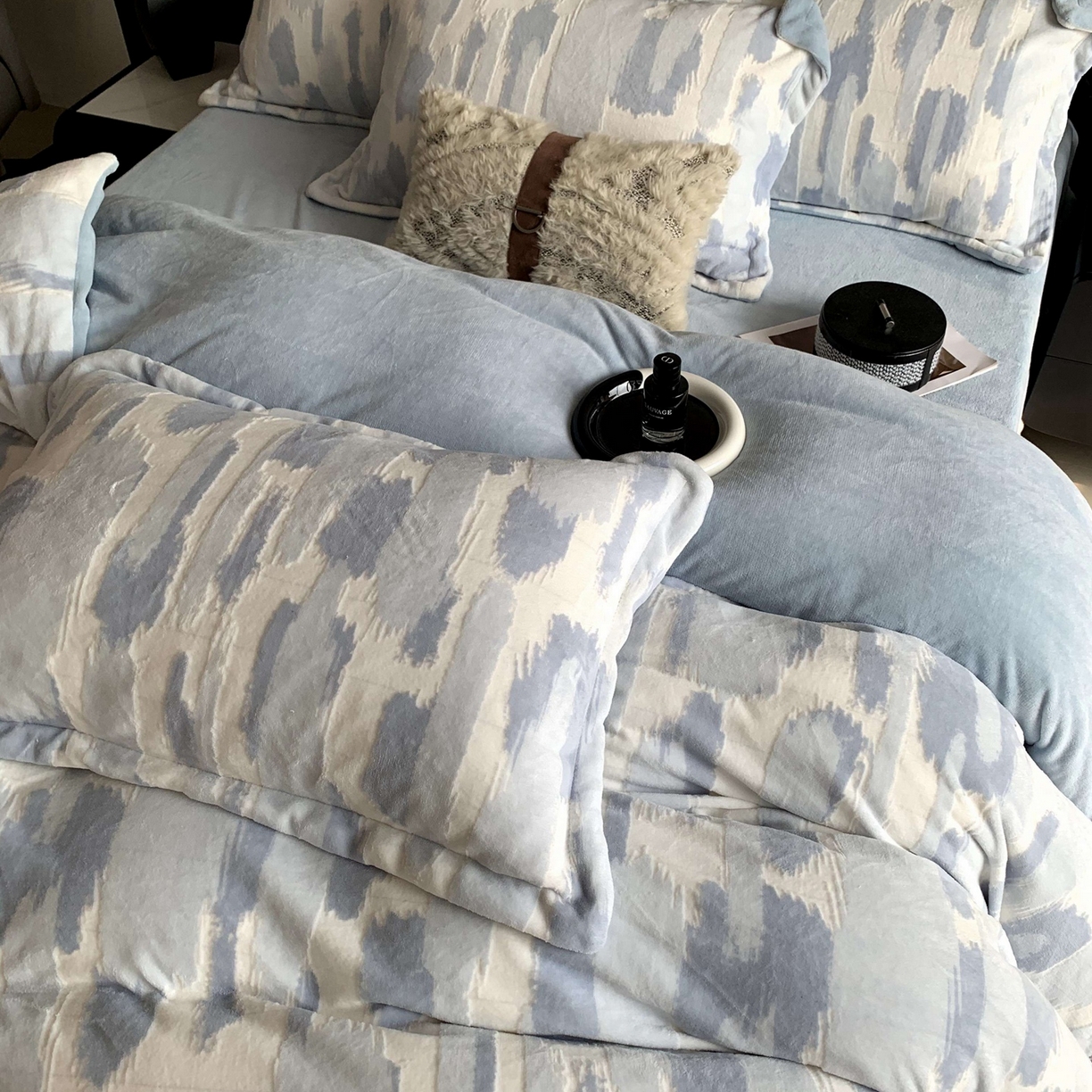 91家纺网 家纺一手货源 找家纺 莱豫家纺 2025秋冬新款加厚牛奶绒韩国雕花绒不静电不掉毛 奇想蓝