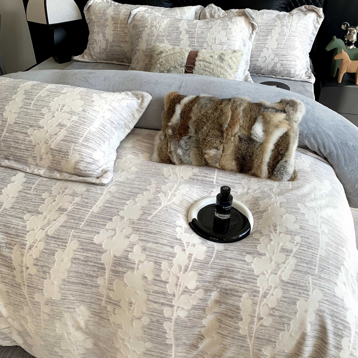 91家纺网 家纺一手货源 找家纺 莱豫家纺 2025秋冬新款加厚牛奶绒韩国雕花绒不静电不掉毛 素青灰