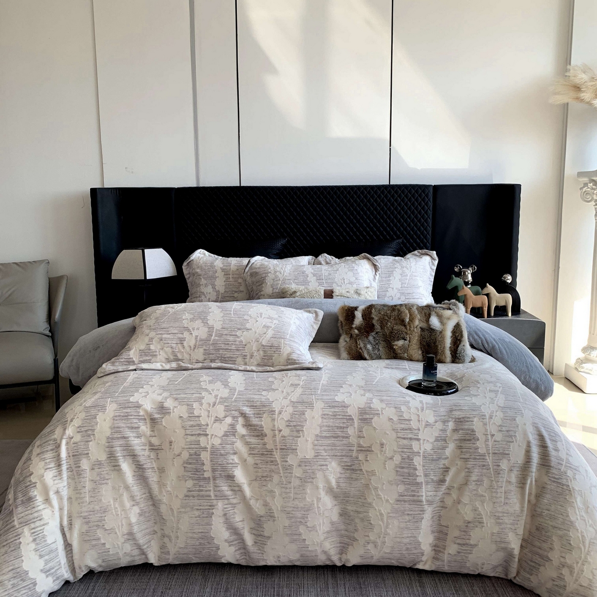 91家纺网 家纺一手货源 找家纺 莱豫家纺 2025秋冬新款加厚牛奶绒韩国雕花绒不静电不掉毛 素青灰