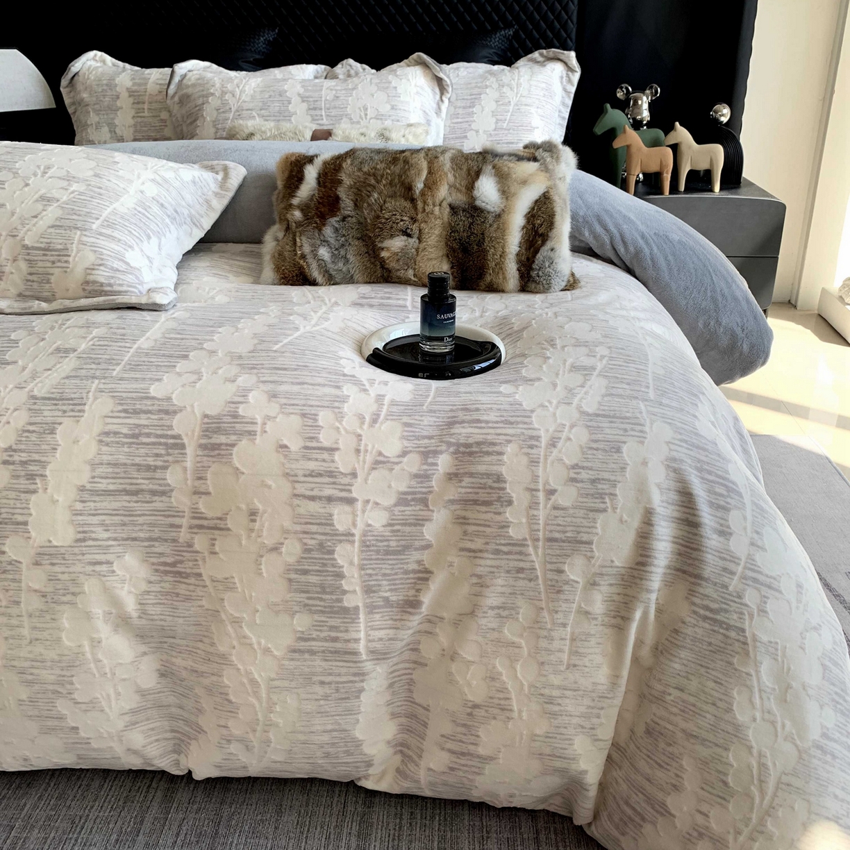 91家纺网 家纺一手货源 找家纺 莱豫家纺 2025秋冬新款加厚牛奶绒韩国雕花绒不静电不掉毛 素青灰