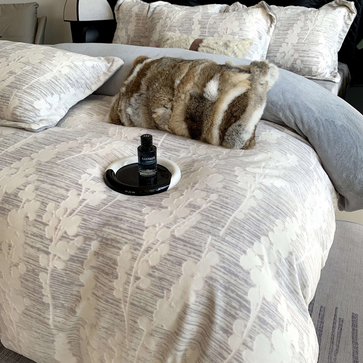 91家纺网 家纺一手货源 找家纺 莱豫家纺 2025秋冬新款加厚牛奶绒韩国雕花绒不静电不掉毛 素青灰