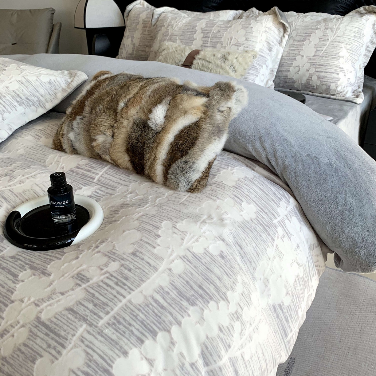 91家纺网 家纺一手货源 找家纺 莱豫家纺 2025秋冬新款加厚牛奶绒韩国雕花绒不静电不掉毛 素青灰