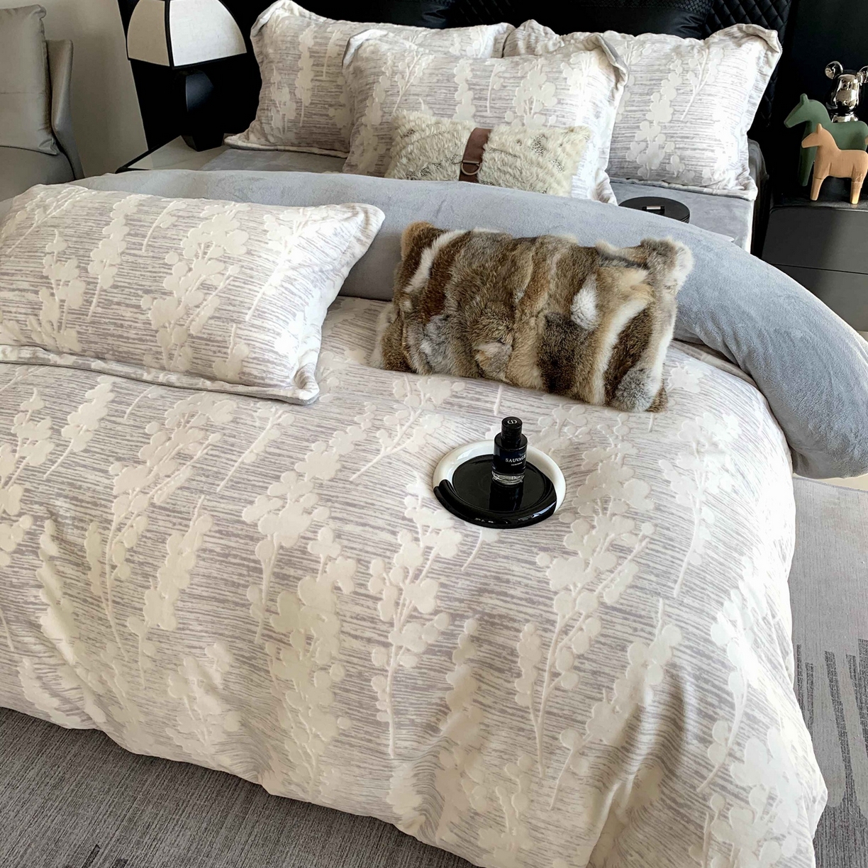 91家纺网 家纺一手货源 找家纺 莱豫家纺 2025秋冬新款加厚牛奶绒韩国雕花绒不静电不掉毛 素青灰