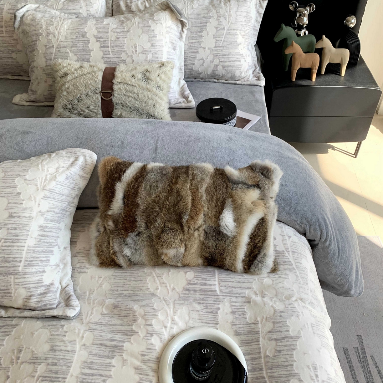 91家纺网 家纺一手货源 找家纺 莱豫家纺 2025秋冬新款加厚牛奶绒韩国雕花绒不静电不掉毛 素青灰