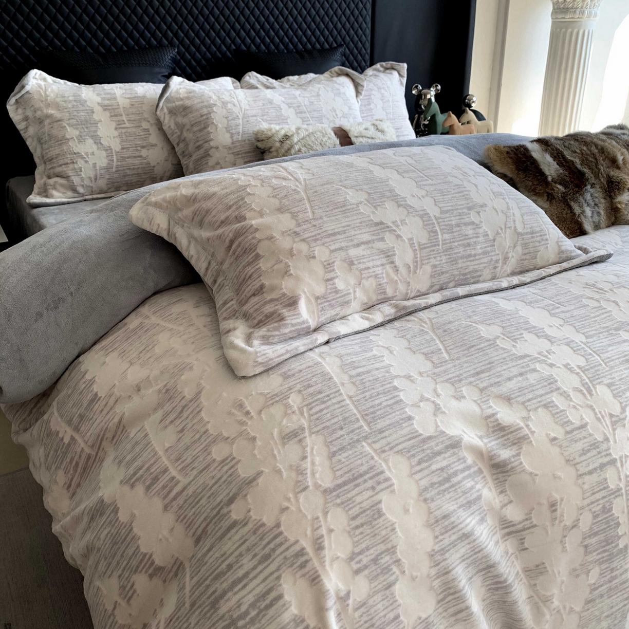 91家纺网 家纺一手货源 找家纺 莱豫家纺 2025秋冬新款加厚牛奶绒韩国雕花绒不静电不掉毛 素青灰