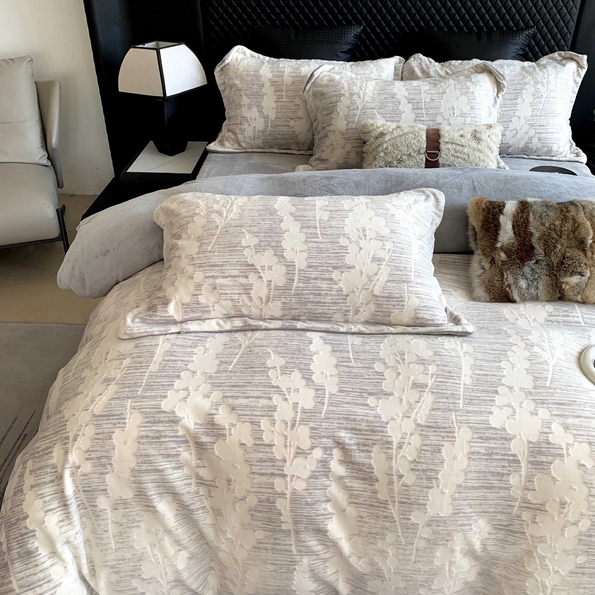 91家纺网 家纺一手货源 找家纺 莱豫家纺 2025秋冬新款加厚牛奶绒韩国雕花绒不静电不掉毛 素青灰