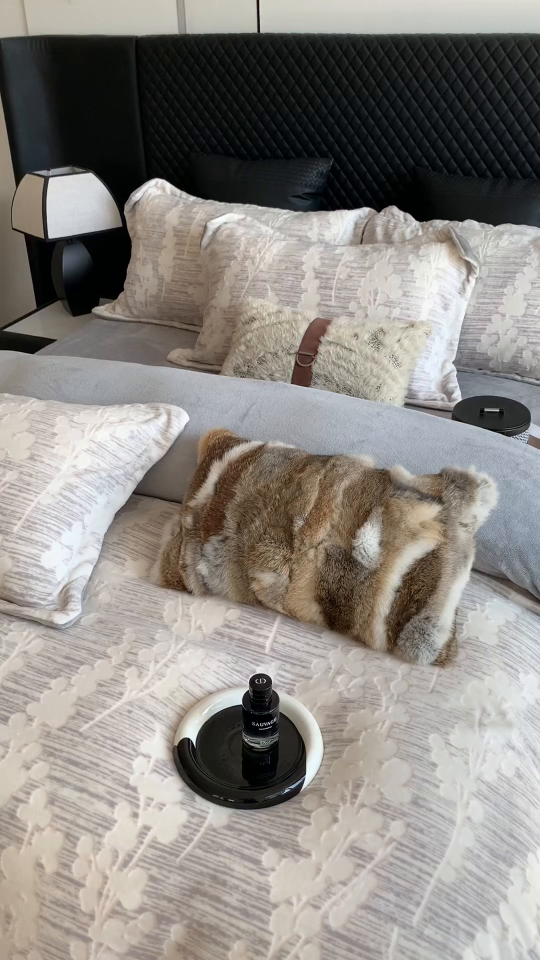 91家纺网 家纺一手货源 找家纺 莱豫家纺 2025秋冬新款加厚牛奶绒韩国雕花绒不静电不掉毛 素青灰