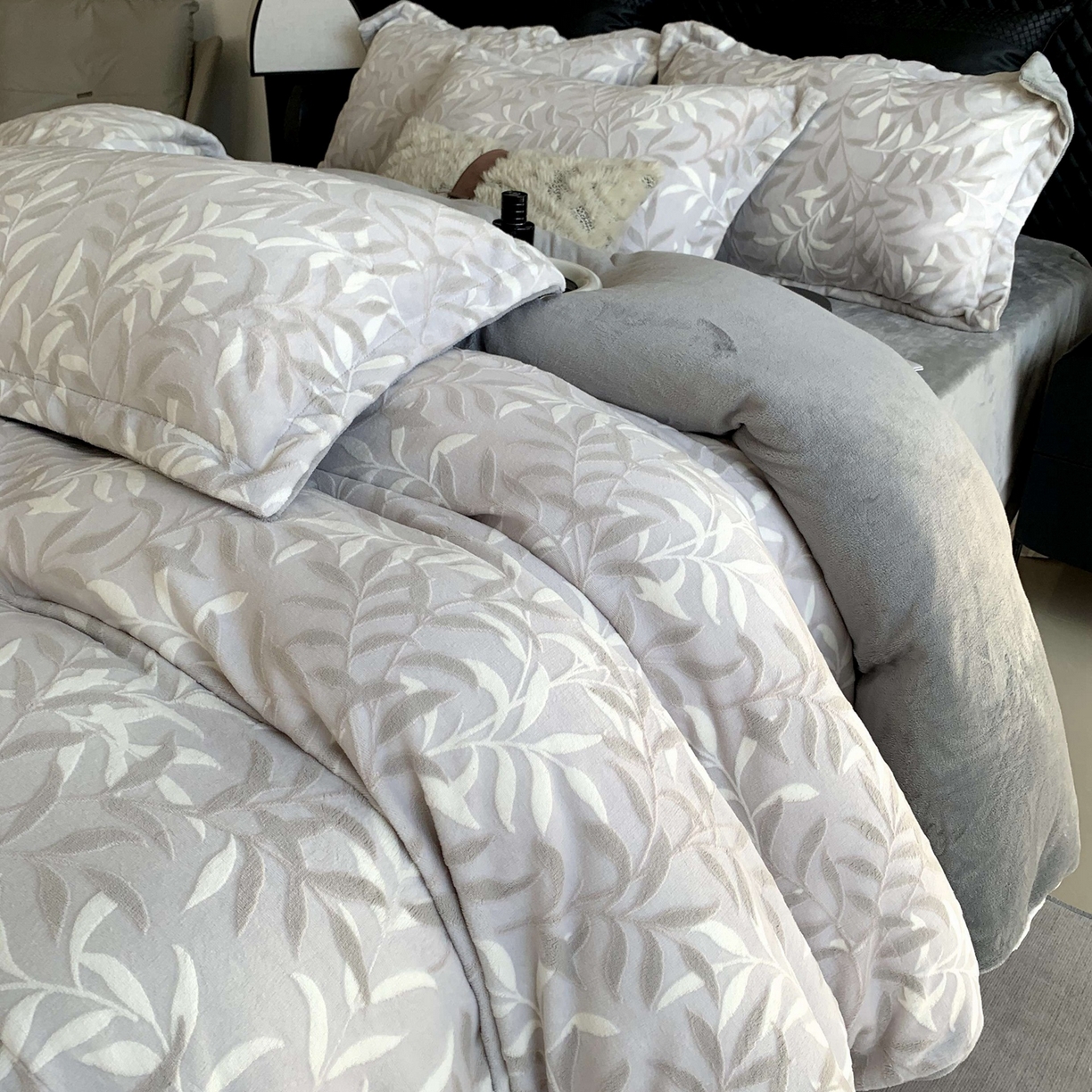 91家纺网 家纺一手货源 找家纺 莱豫家纺 2025秋冬新款加厚牛奶绒韩国雕花绒不静电不掉毛 叶叶细雨灰