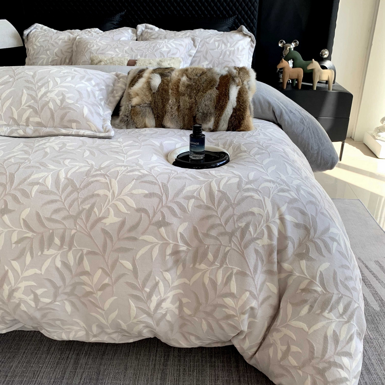 91家纺网 家纺一手货源 找家纺 莱豫家纺 2025秋冬新款加厚牛奶绒韩国雕花绒不静电不掉毛 叶叶细雨灰