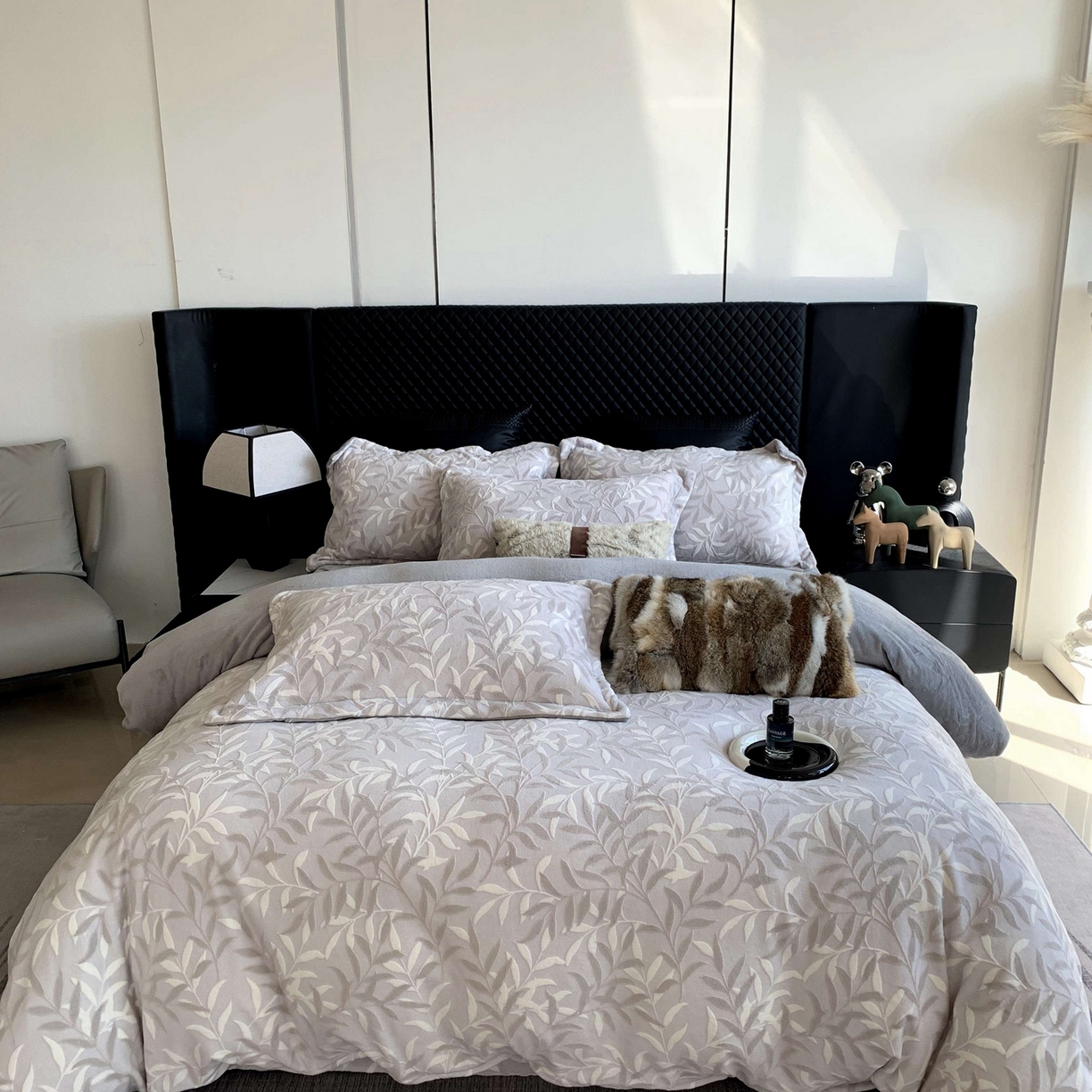 91家纺网 家纺一手货源 找家纺 莱豫家纺 2025秋冬新款加厚牛奶绒韩国雕花绒不静电不掉毛 叶叶细雨灰