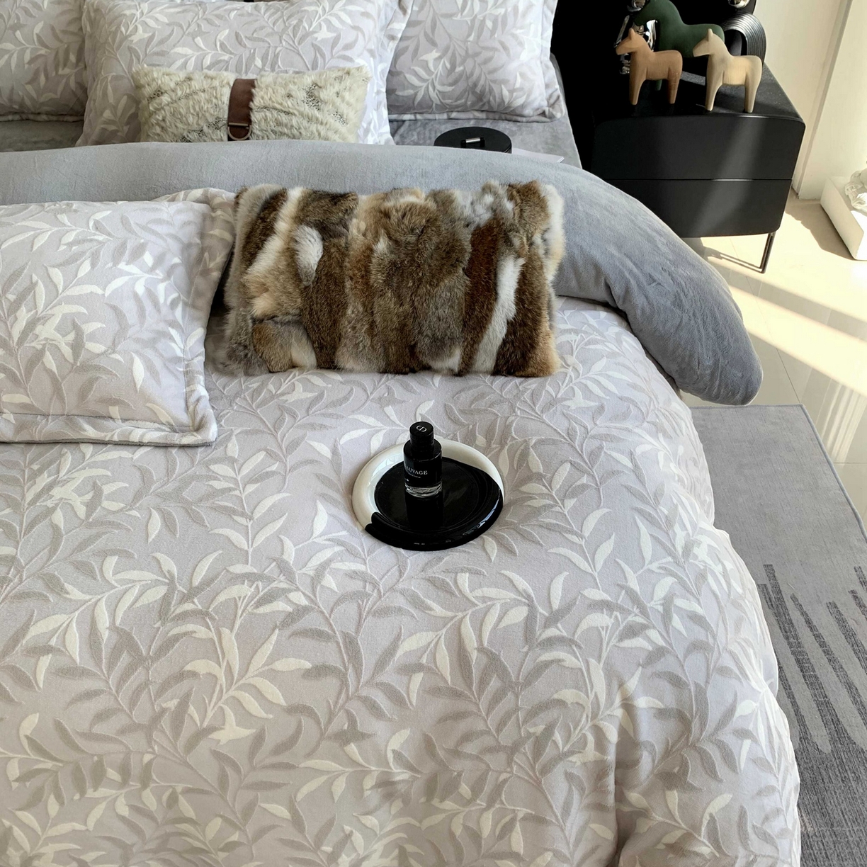 91家纺网 家纺一手货源 找家纺 莱豫家纺 2025秋冬新款加厚牛奶绒韩国雕花绒不静电不掉毛 叶叶细雨灰