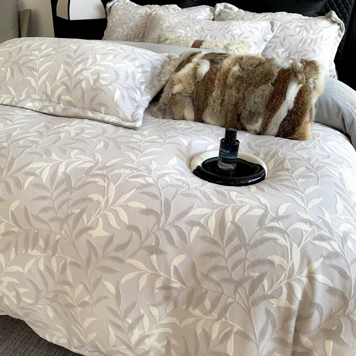 91家纺网 家纺一手货源 找家纺 莱豫家纺 2025秋冬新款加厚牛奶绒韩国雕花绒不静电不掉毛 叶叶细雨灰