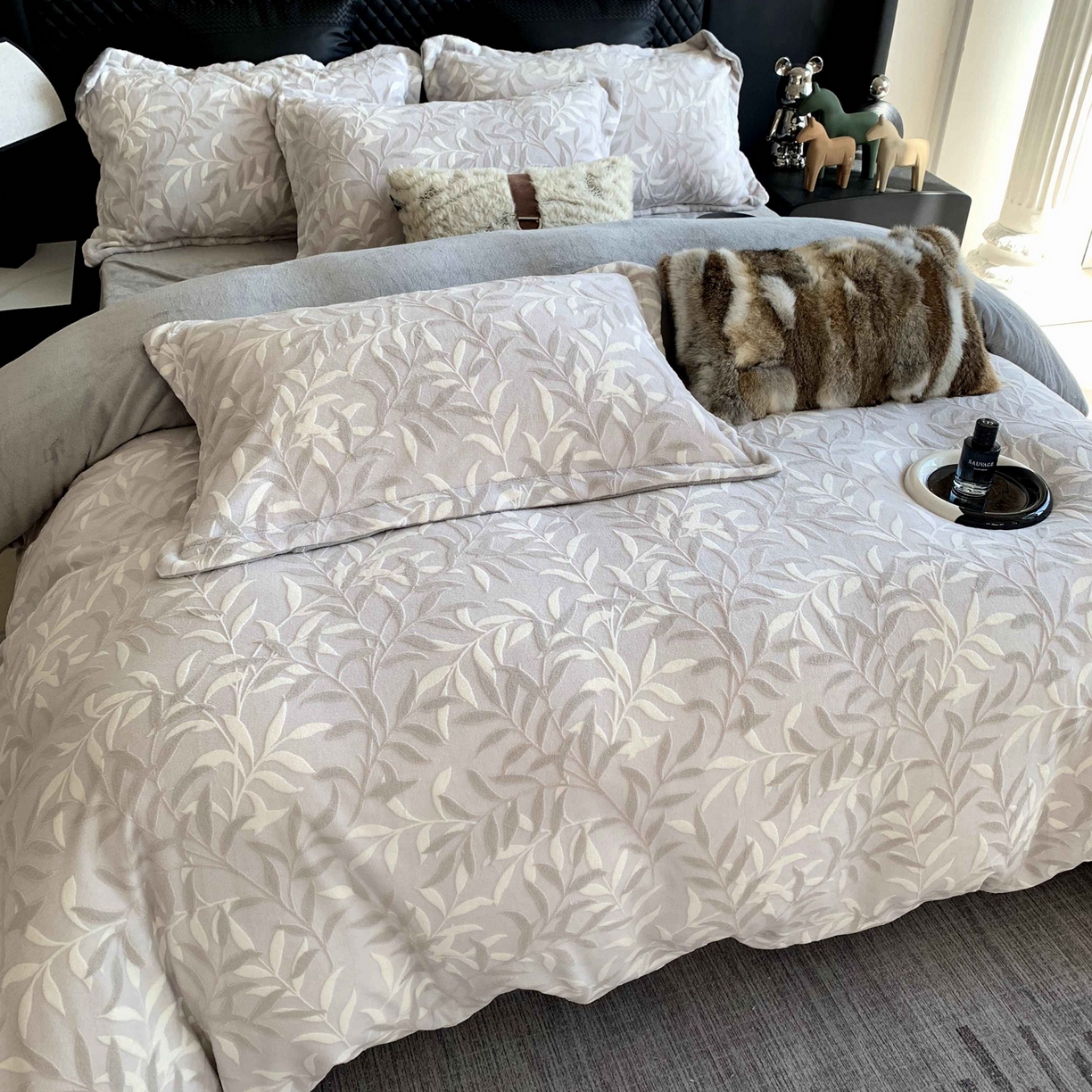 91家纺网 家纺一手货源 找家纺 莱豫家纺 2025秋冬新款加厚牛奶绒韩国雕花绒不静电不掉毛 叶叶细雨灰