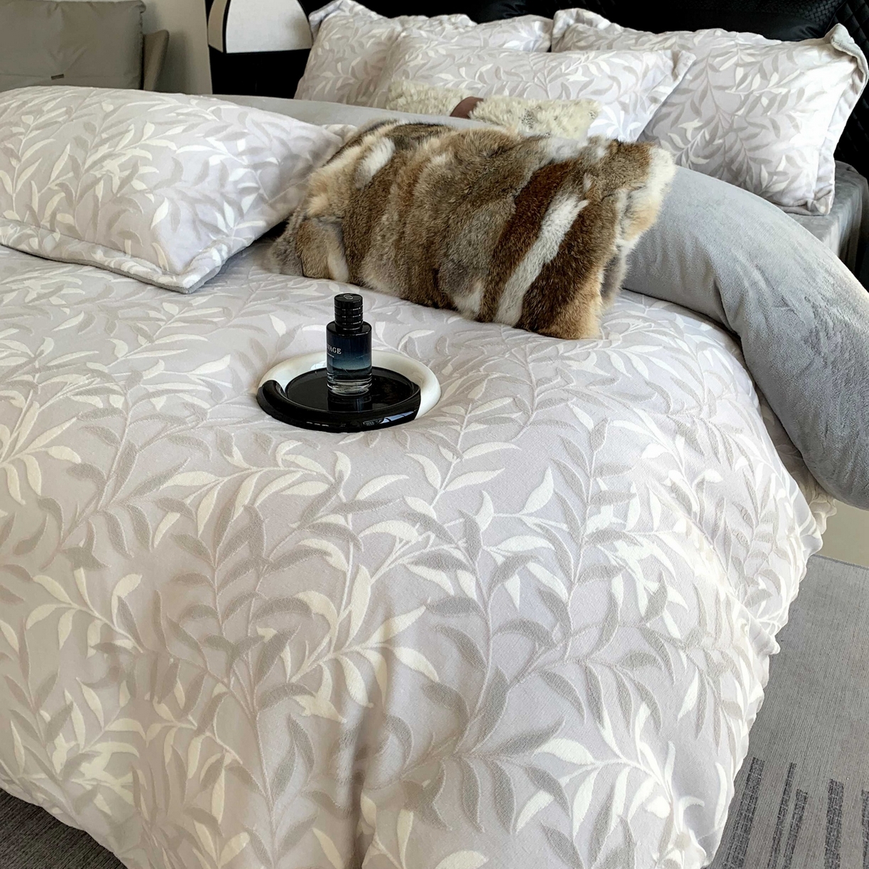 91家纺网 家纺一手货源 找家纺 莱豫家纺 2025秋冬新款加厚牛奶绒韩国雕花绒不静电不掉毛 叶叶细雨灰