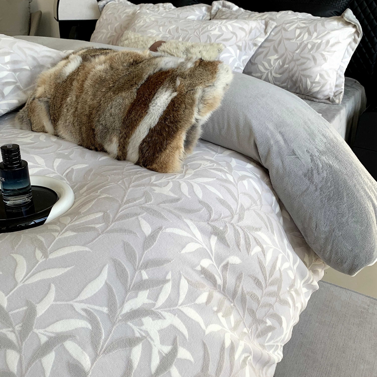 91家纺网 家纺一手货源 找家纺 莱豫家纺 2025秋冬新款加厚牛奶绒韩国雕花绒不静电不掉毛 叶叶细雨灰