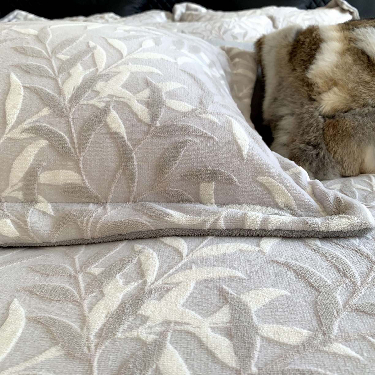 91家纺网 家纺一手货源 找家纺 莱豫家纺 2025秋冬新款加厚牛奶绒韩国雕花绒不静电不掉毛 叶叶细雨灰