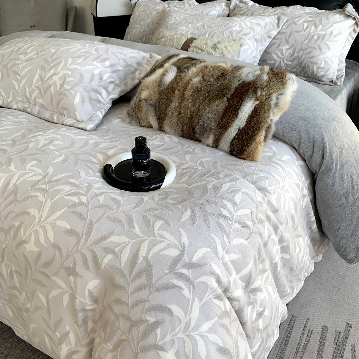 91家纺网 家纺一手货源 找家纺 莱豫家纺 2025秋冬新款加厚牛奶绒韩国雕花绒不静电不掉毛 叶叶细雨灰