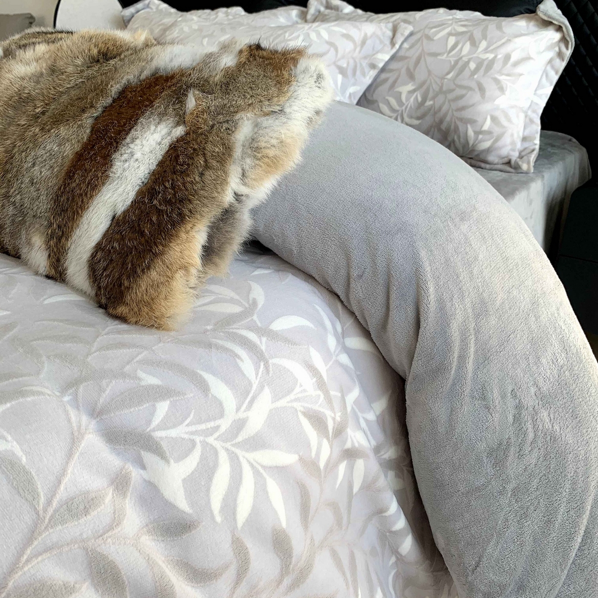 91家纺网 家纺一手货源 找家纺 莱豫家纺 2025秋冬新款加厚牛奶绒韩国雕花绒不静电不掉毛 叶叶细雨灰