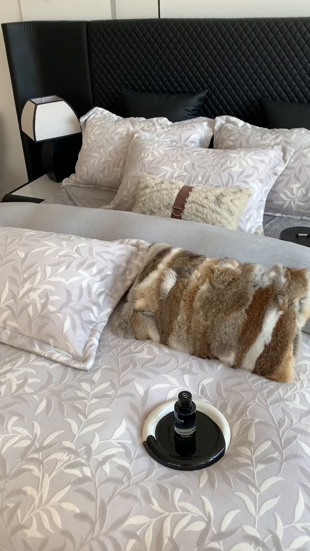 91家纺网 家纺一手货源 找家纺 莱豫家纺 2025秋冬新款加厚牛奶绒韩国雕花绒不静电不掉毛 叶叶细雨灰