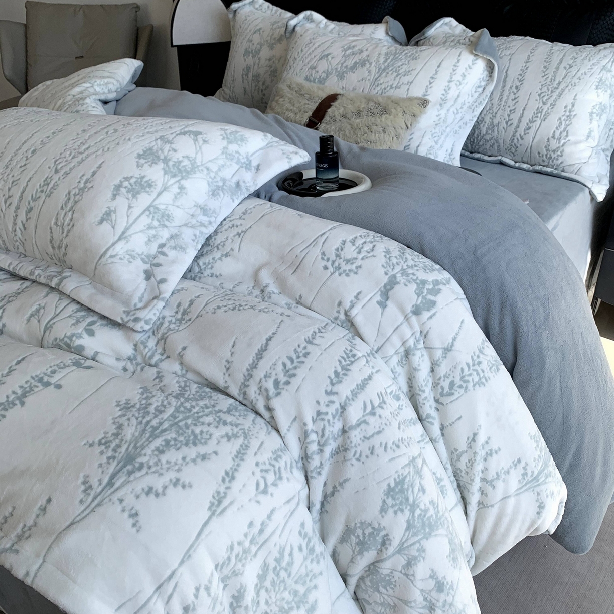 莱豫家纺 2025秋冬新款加厚牛奶绒韩国雕花绒不静电不掉毛 樱花草蓝灰