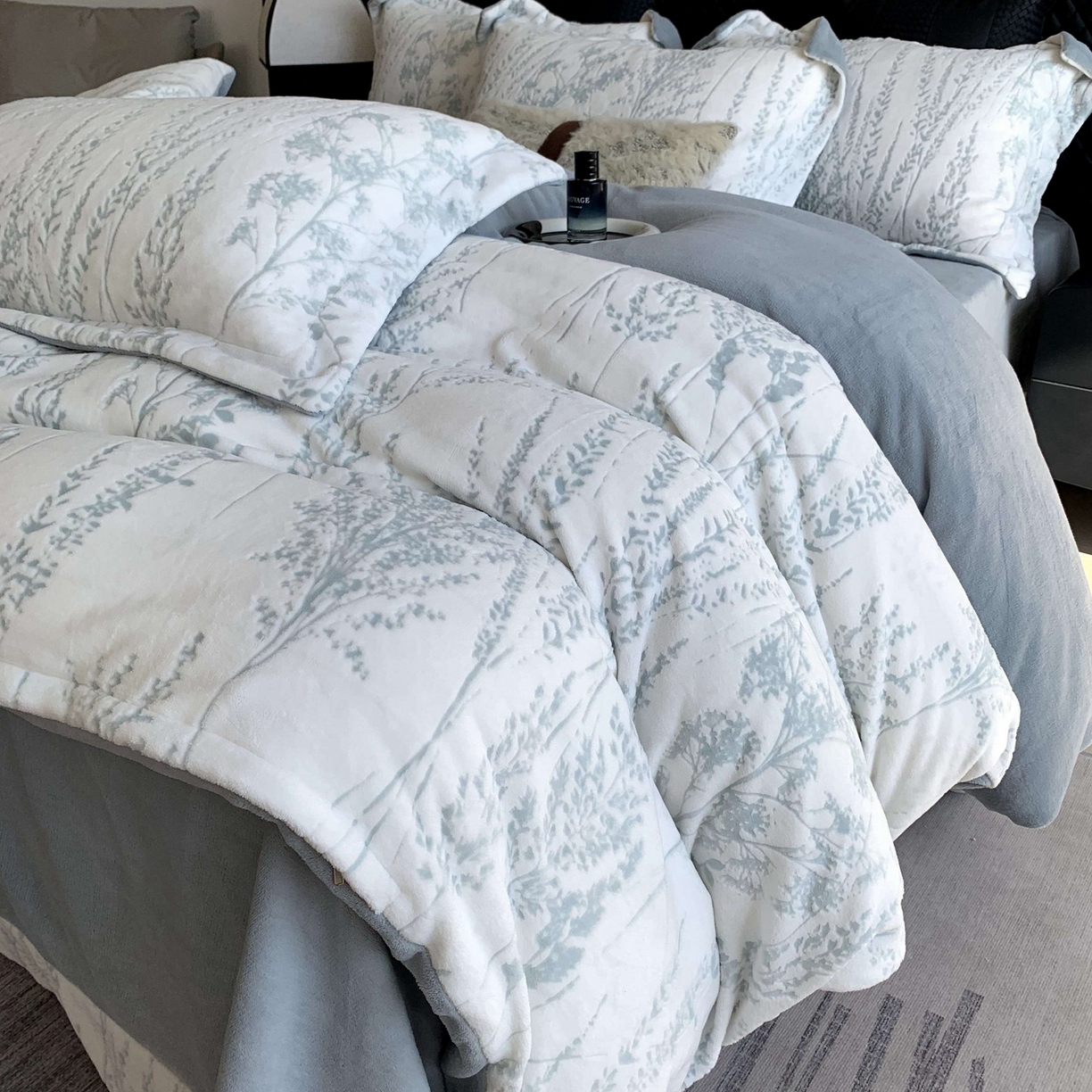 91家纺网 家纺一手货源 找家纺 莱豫家纺 2025秋冬新款加厚牛奶绒韩国雕花绒不静电不掉毛 樱花草蓝灰